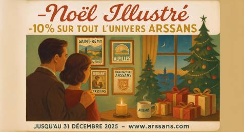 Affiche rétro opération Noël Illustré montrant un couple admirant des affiches Manufacture Arssans dans une maison décorée pour Noël, avec sapin, cadeaux et lumière du soir, illustrant la remise de 10% sur toute la boutique jusqu’au 31 décembre 2025