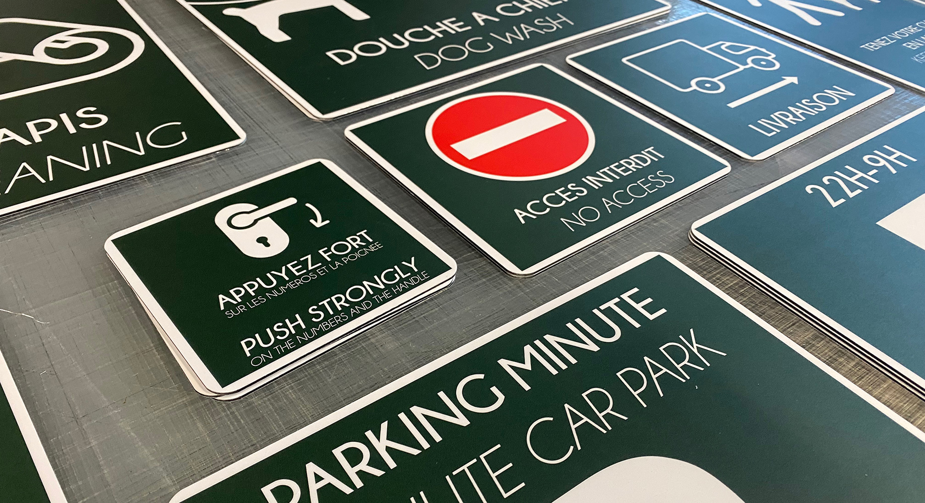 Ensemble des panneaux de signalétique réalisés pour le Camping Monplaisir à Saint-Rémy-de-Provence