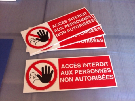 Panneaux accès interdit pour la Mairie de Saint-Rémy de Provence
